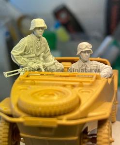 1:35 WSS Schwimmwagen Crew Set (2 figures)