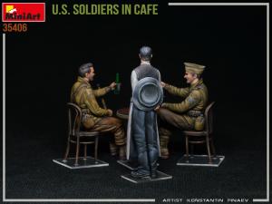 1/35 U.S. Soldiers in Cafe