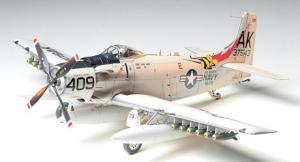 Tamiya 1/48 Douglas A-1H Skyraider U.S. Navy pienoismalli