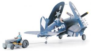 1/48 Vought F4U-1D Corsair w/Moto Tug