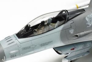 Tamiya 1/72 F-16CJ w/FULL EQUIPMENT pienoismalli