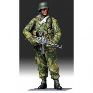 Tamiya 1/16 WWII German Infantryman (winter) figuuri