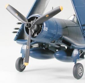 Tamiya 1/48 Vought F4U-1D Corsair w/Moto Tug pienoismalli