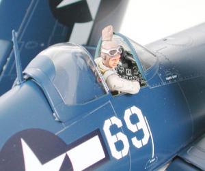 1/48 Vought F4U-1D Corsair w/Moto Tug