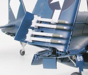 Tamiya 1/48 Vought F4U-1D Corsair w/Moto Tug pienoismalli