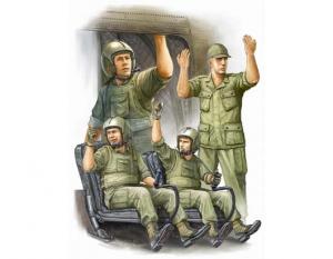 Trumpeter 1:35 US Army CH-47 Crew in Vietnam