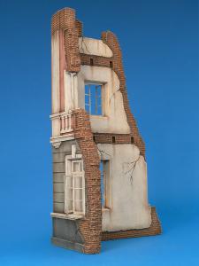1:35 RUINED CITY BUILDING