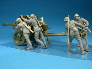 1:35 Soviet Artillery Crew On Maneuver