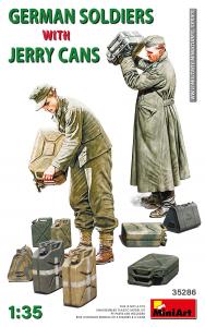 1:35 German Soldiers w/Jerry Cans