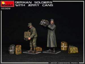 1:35 German Soldiers w/Jerry Cans