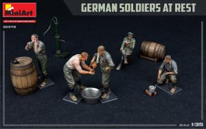 1/35 German Soldiers At Rest