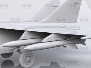 ICM 1:48 MiG-25 BM, Soviet