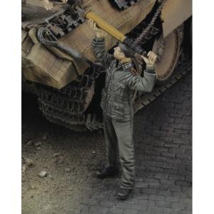 Royalmodel 1/35 German soldier loading ammo