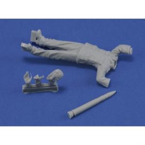 Royalmodel 1/35 German soldier loading ammo