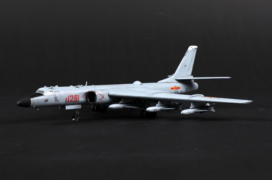 Trumpeter 1:144 Xian H-6K Bomber