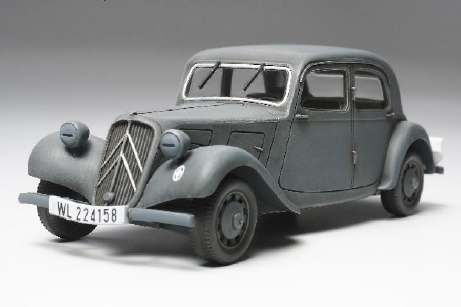 Tamiya 1/48 Citroen 11CV Staff Car pienoismalli