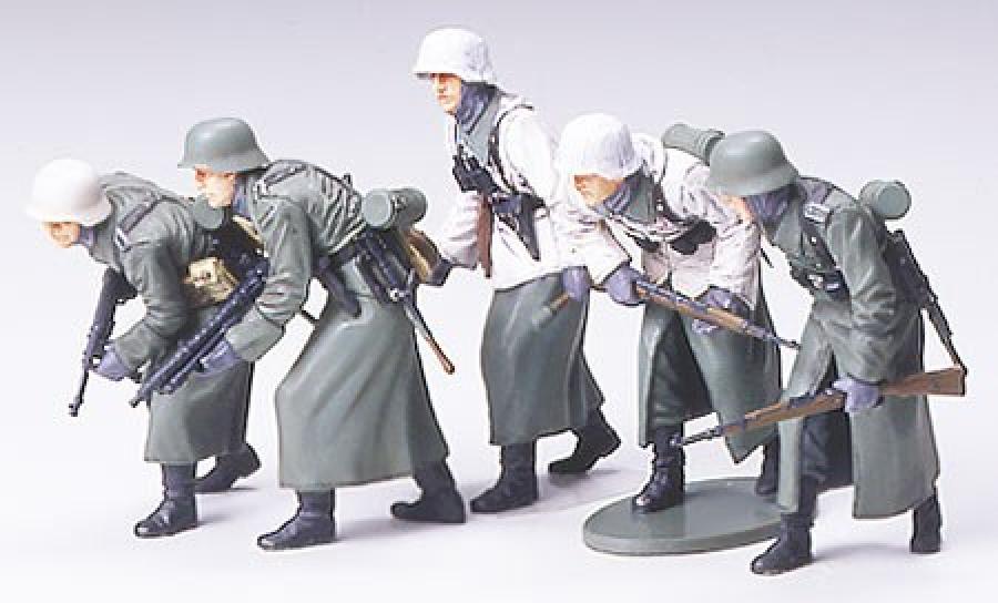 Tamiya 1/35 German Assault Infantry Winter figuuri