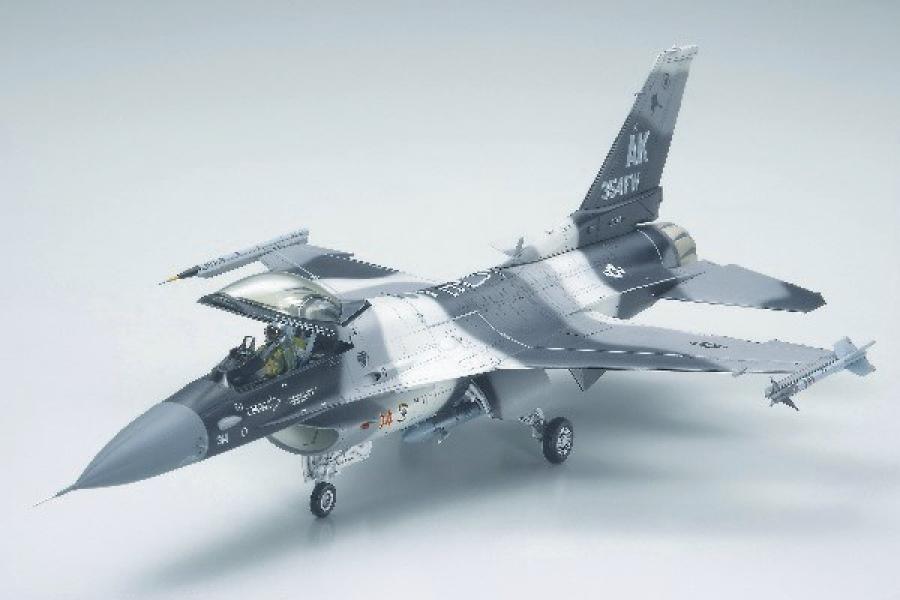 Tamiya 1/48 F-16C/N Aggressor / Adversary pienoismalli