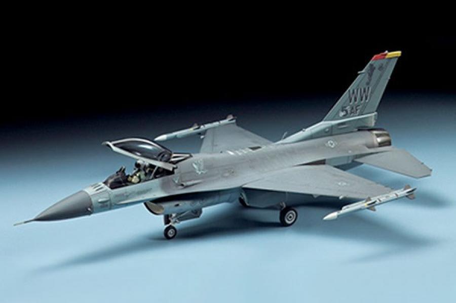 Tamiya 1/72 Lockheed Martin F-16CJ Block 50 pienoismalli