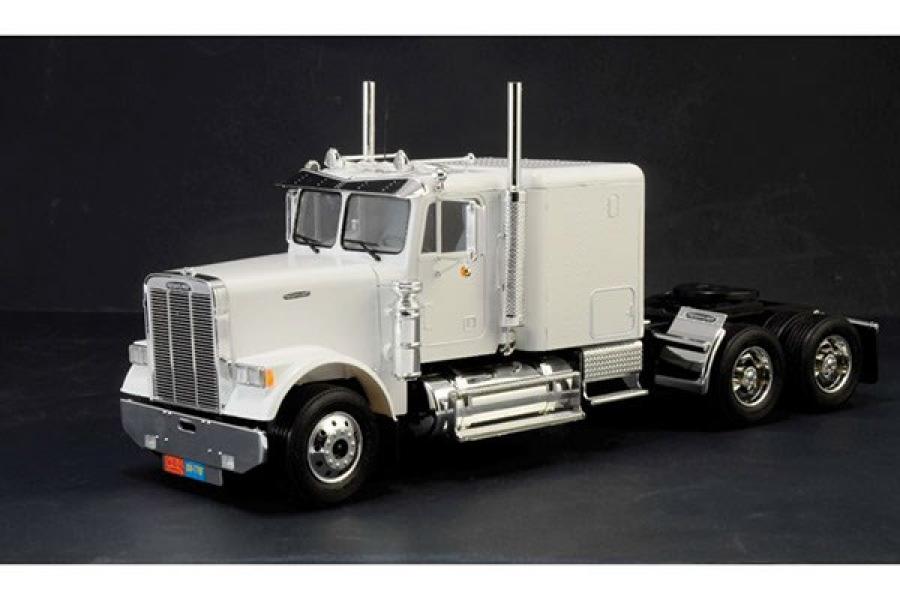 Italeri 1/24 FREIGHTLINER FLD 120 SPECIAL