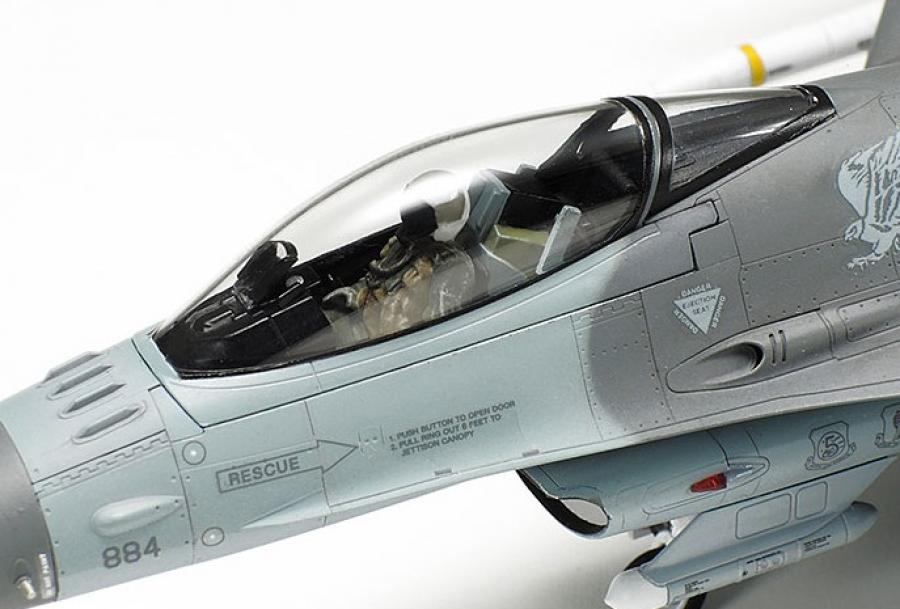 1/72 F-16CJ w/FULL EQUIPMENT