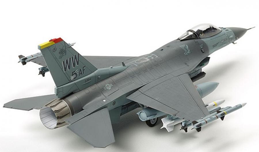 Tamiya 1/72 F-16CJ w/FULL EQUIPMENT pienoismalli