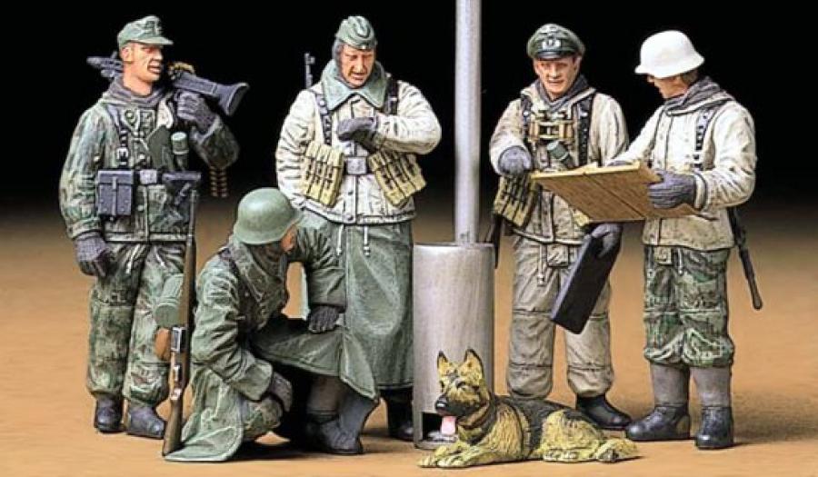 1/35 German Soldiers at Field Briefing