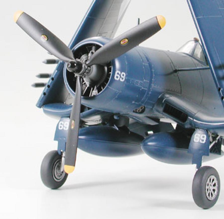 1/48 Vought F4U-1D Corsair w/Moto Tug