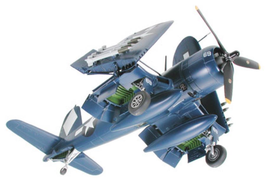 1/48 Vought F4U-1D Corsair w/Moto Tug