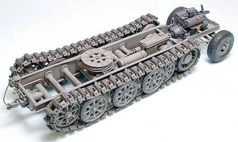 Tamiya 1/35 German 18-Ton Heavy Half-Track FAMO pienoismalli