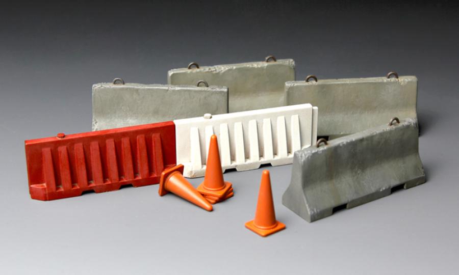 1:35 Concrete & plastic barrier set