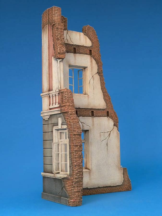 1:35 RUINED CITY BUILDING