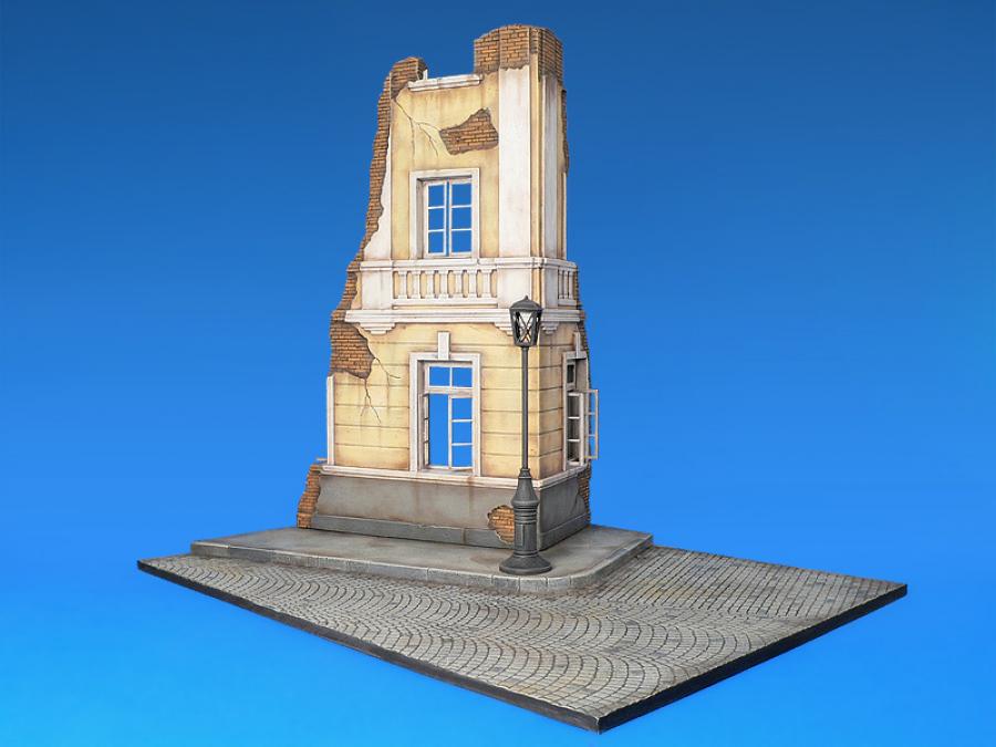 1:35 DIORAMA with RUINED HOUSE