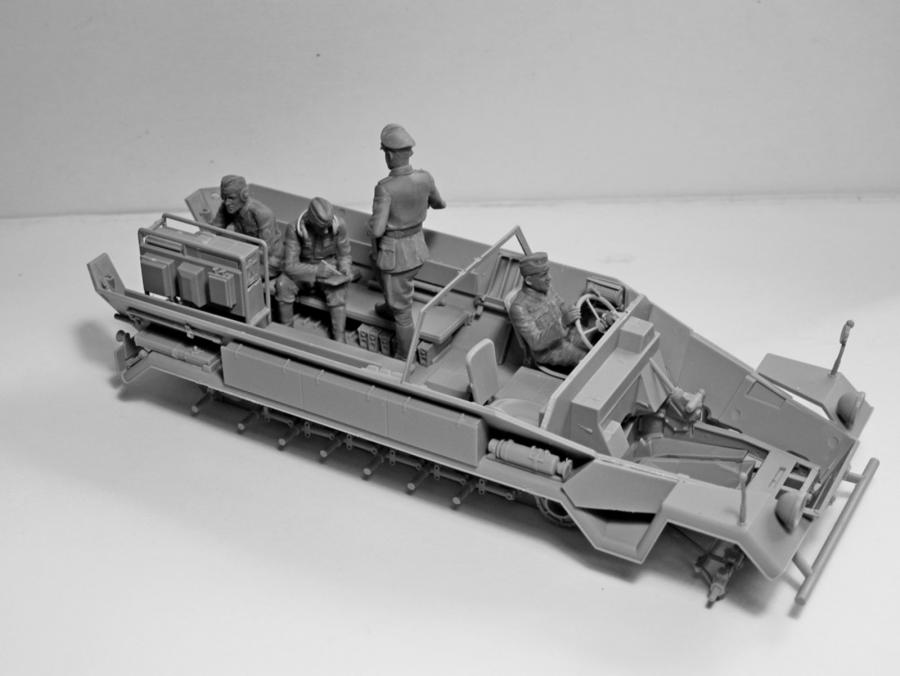 1:35 German Command Vehicle Crew