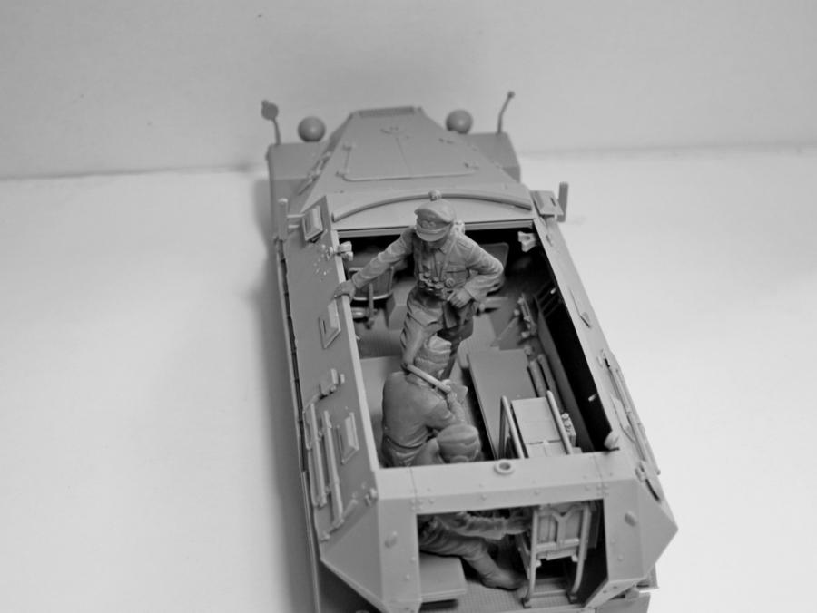 1:35 Sd.Kfz.251/6 Ausf.A with Crew