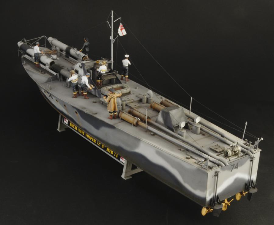 Italeri 1:35 VOSPER 74 WITH CREW