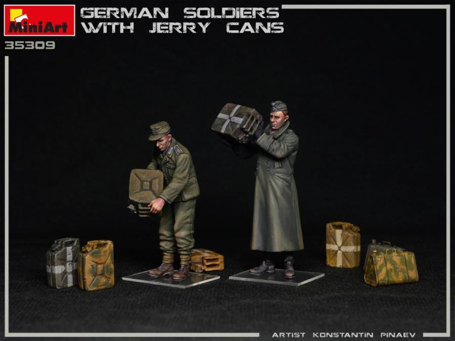 1:35 German Soldiers w/Jerry Cans