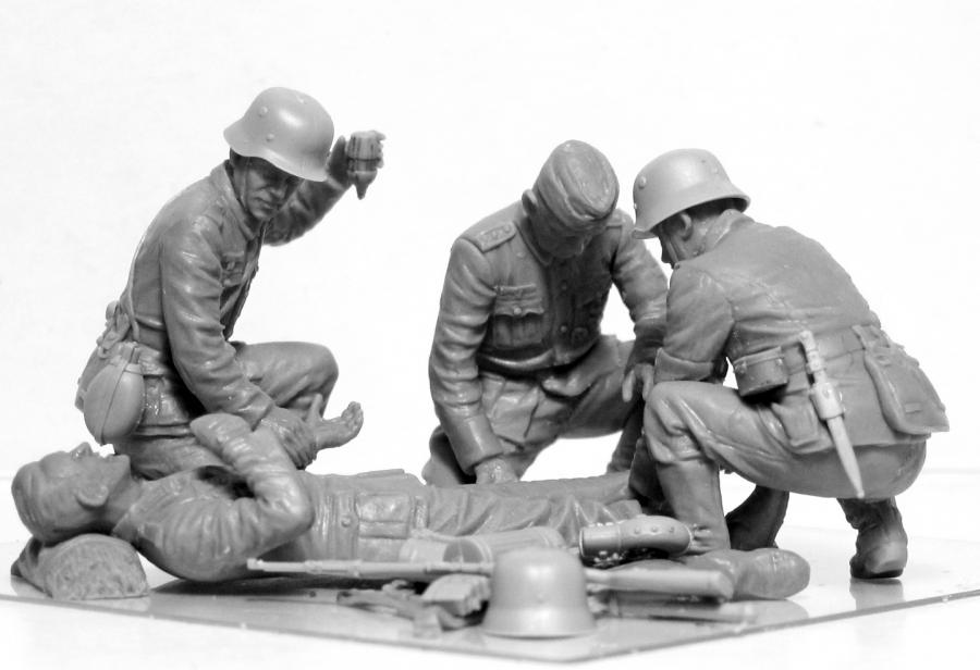 ICM 1/35 WWII German Medical Personnel