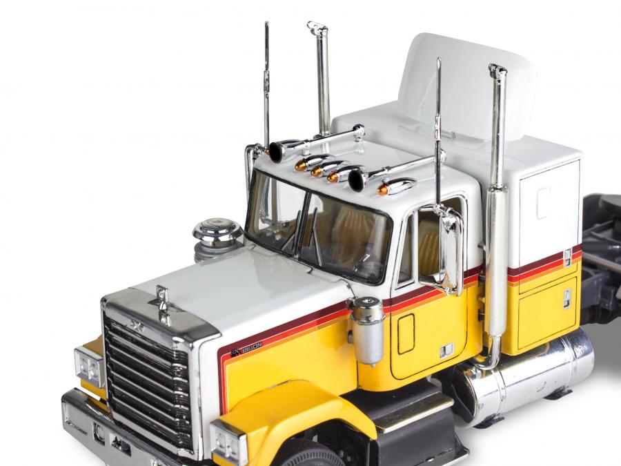 Revell 1/32 Chevy Bison Semi Truck