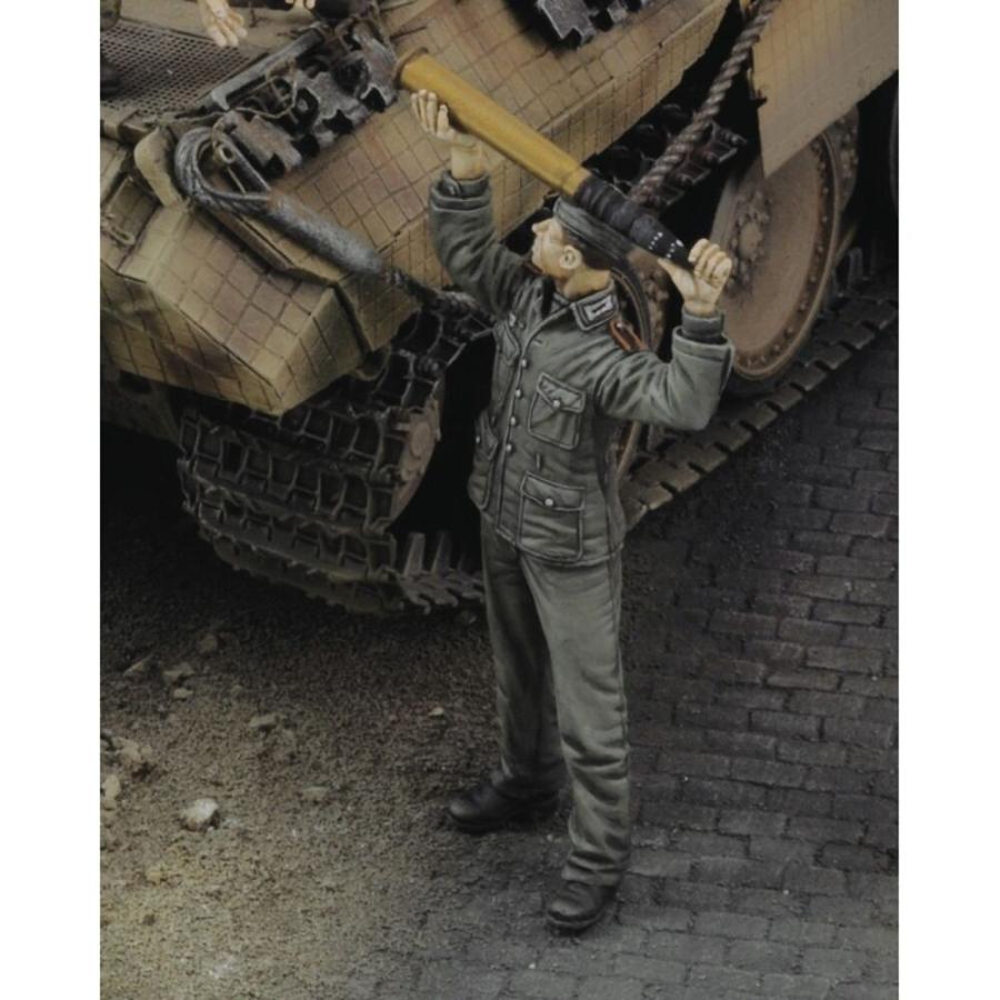 Royalmodel 1/35 German soldier loading ammo