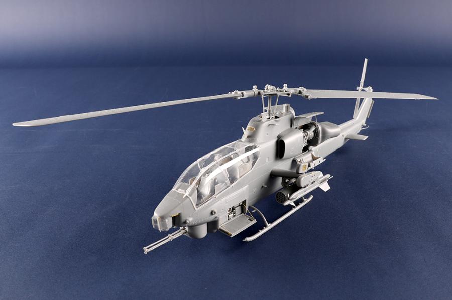 Trumpeter 1/35 AH-1W Super Cobra (Turned Exhaust)