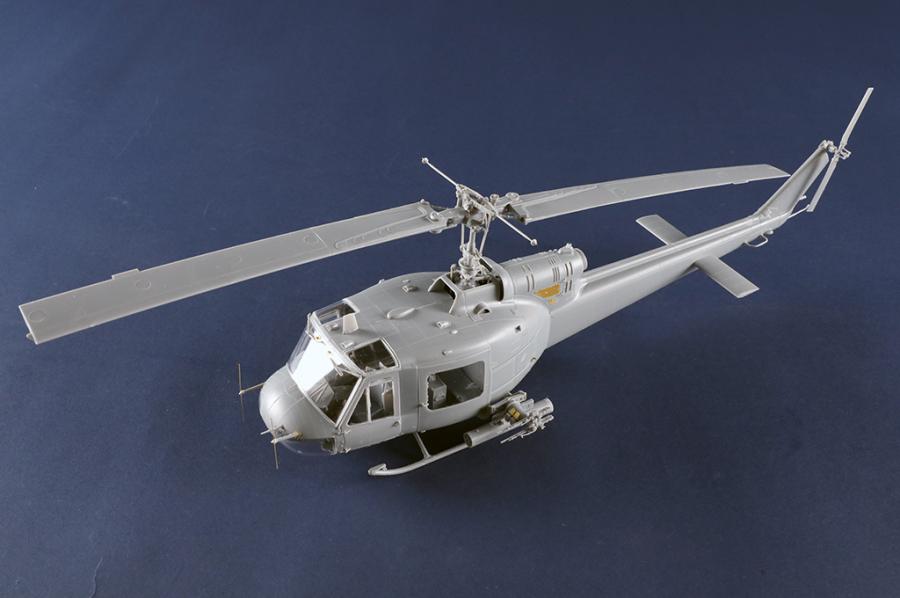 Trumpeter 1/35 UH-1B Huey - Gunship