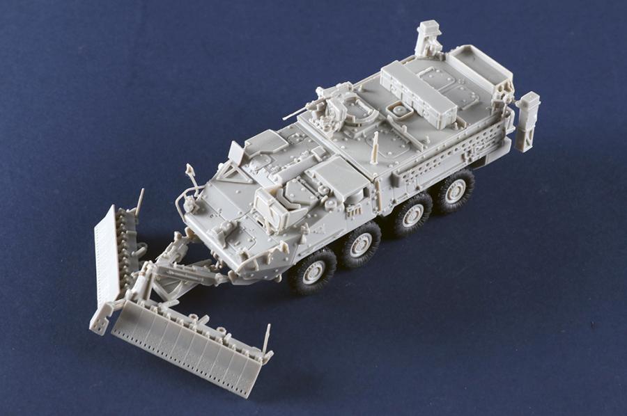 Trumpeter 1/72 M1132 Stryker Engineer Squad Vehicle w/SMP&AMP